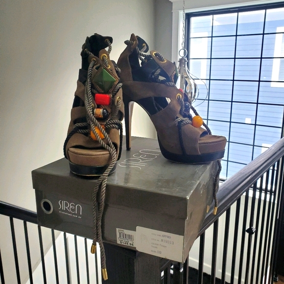 Pumps / Heels - Picture 1 of 1